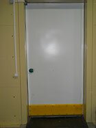 дверь с полиуретановой футеровочной пластиной